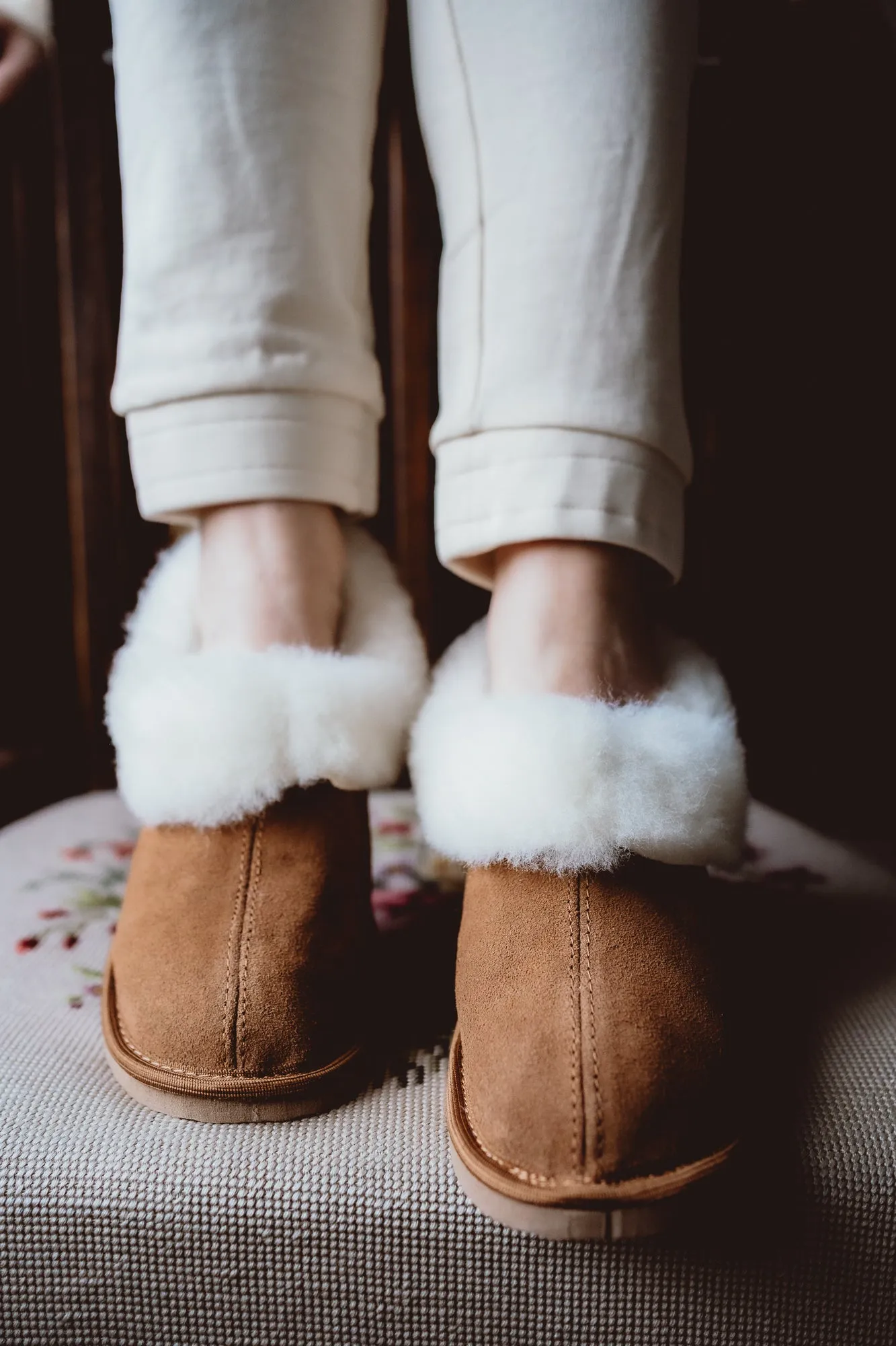 Sheepskin slippers with white fur