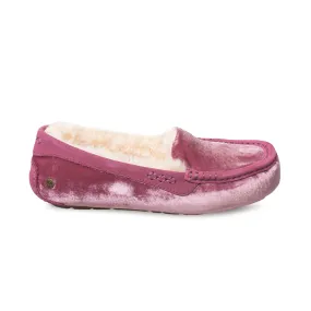 Sure! Heres an optimized title for the product:

Womens UGG Ansley Velvet Bougainvillea Slippers - Luxurious Comfort and Stylish Design

This title adds modifiers that highlight the comfort and stylish aspect of the slippers while retaining the essential details of the product.